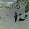 Passo Superrior, mój namiot na samym końcu, chłopaki kopią jamy śnieżne
